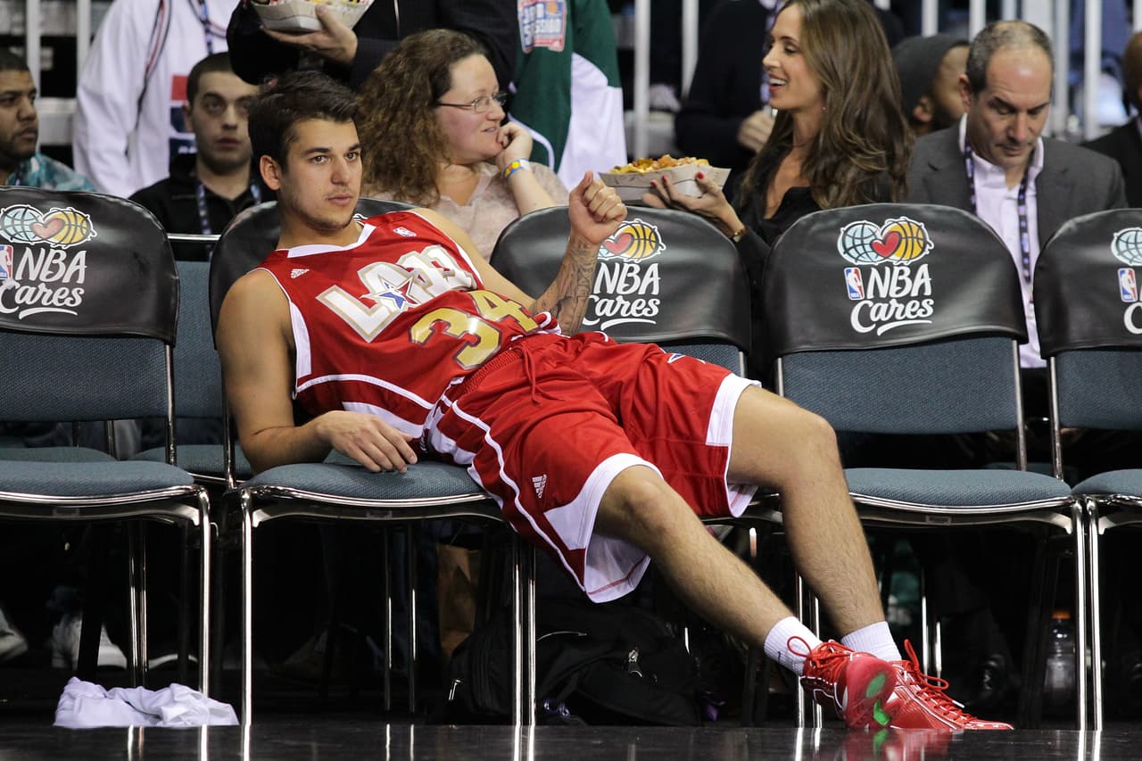 A pesar de haberse dado a conocer como un joven esbelto y altético, Rob Kardashian ha llamado la atención por subir de peso de forma drástica, situación que siempre se ha ligado a su estado anímico y a sus relaciones.