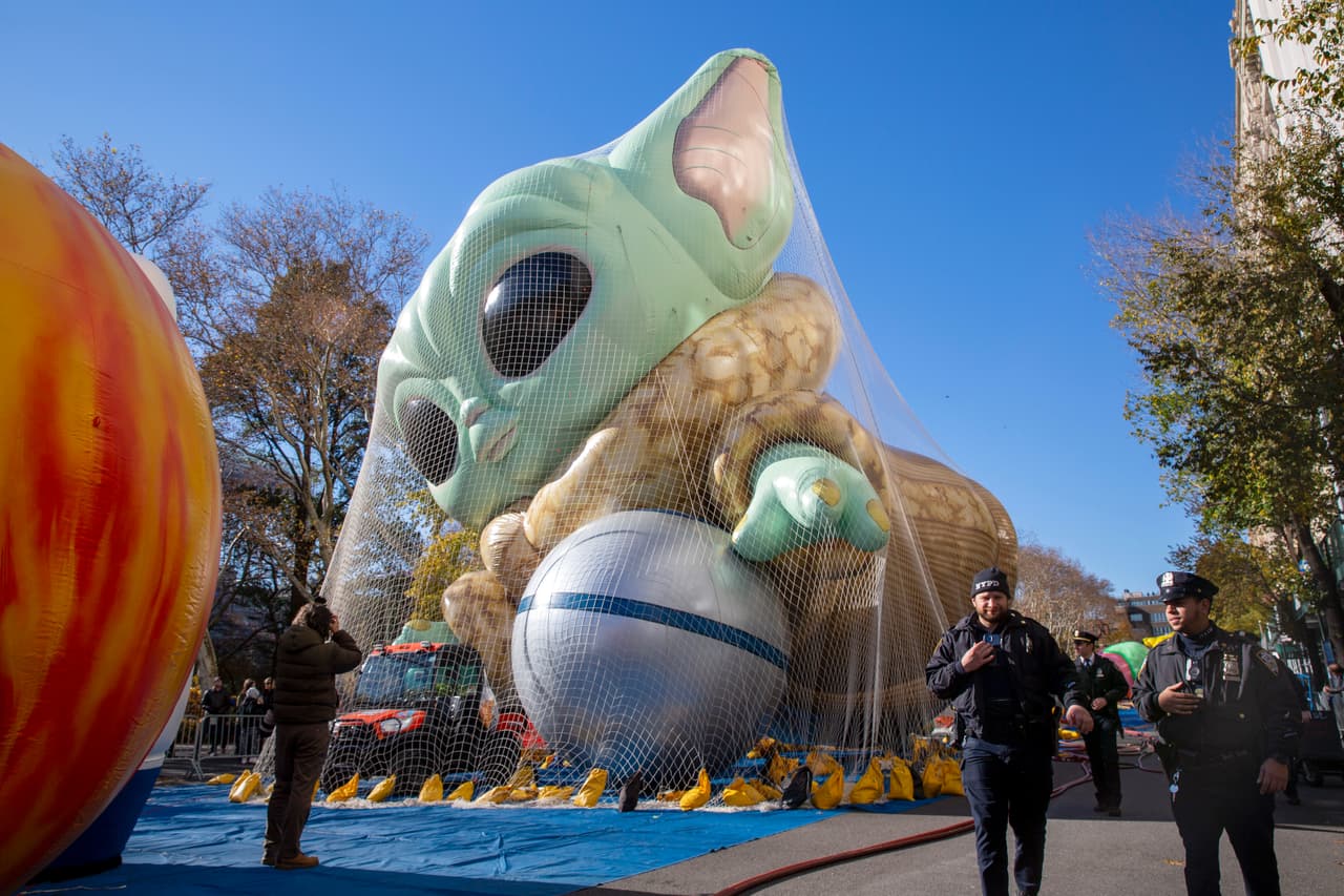 Junto a las carrozas y globos de helio marchan personajes como Baby Yoda. El desfile cuenta también con bandas, payasos y demás artistas: en total, 8,000 personas participan.