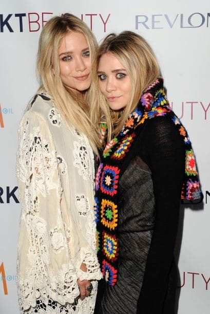 Mary-Kate y Ashley ¡asaltaron la casa de la abuelita! La carpeta lució por vestido Mary y la bufanda colorida de Ashley, sólo pudieron haber venido del fondo del baúl de los recuerdos.