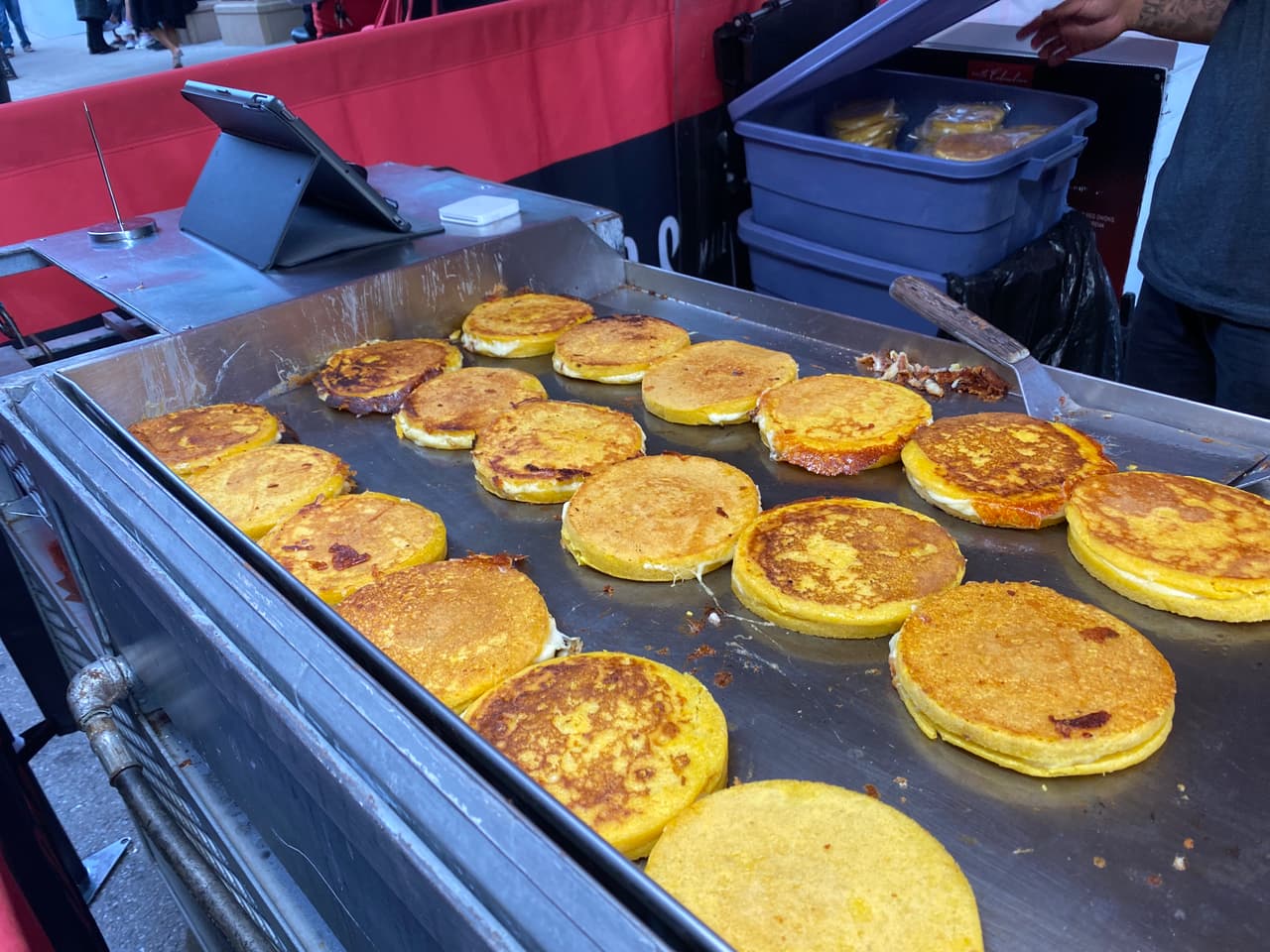 La comida italiana no es la única. El puesto colombiano 'Mozzarepas' tiene 20 años participando en el Festival de San Gennaro.