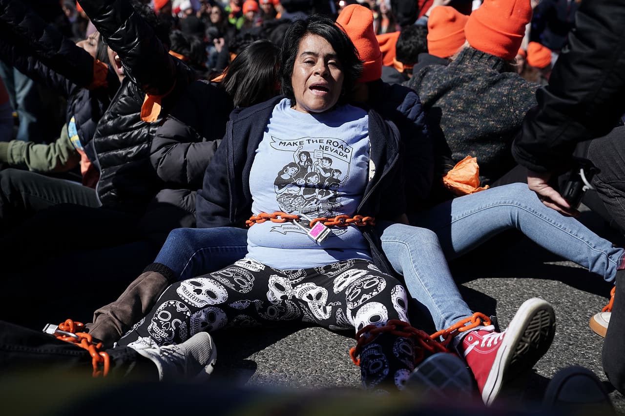 Durante la protesta algunos manifestantes se ataron unos a otros con cadenas.