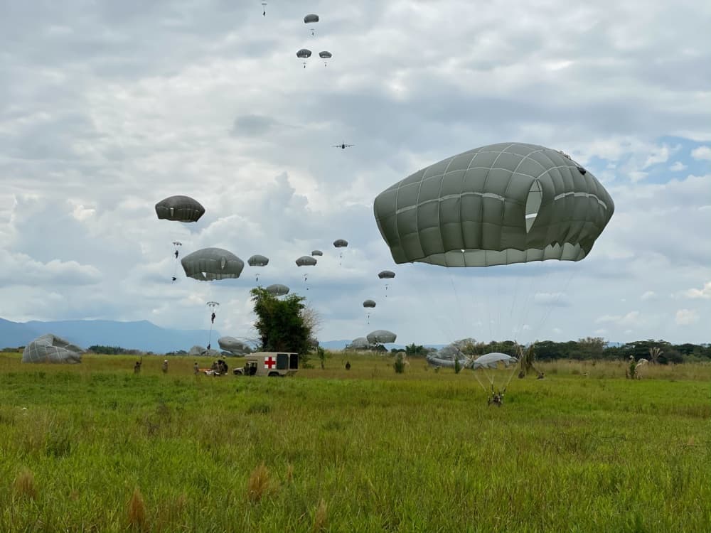 Los paracaidistas participaron en una práctica en la base aérea de Tolemaida, ubicada en Melgar, Colombia.