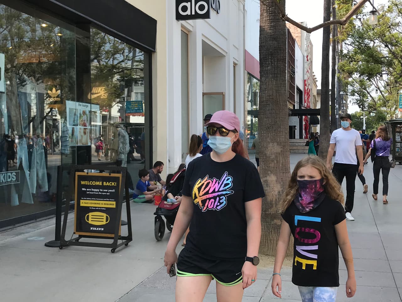 El uso de mascarillas o tapabocas es una de las medidas que los visitantes deben respetar. Además en el bulevar encuentras estaciones con desinfectantes de mano.