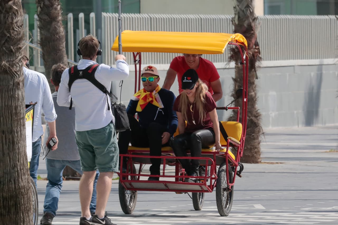 Shakira, con pantalones de cuero en la primera de Barcelona, y una gorra que dice "I love Barcelona".