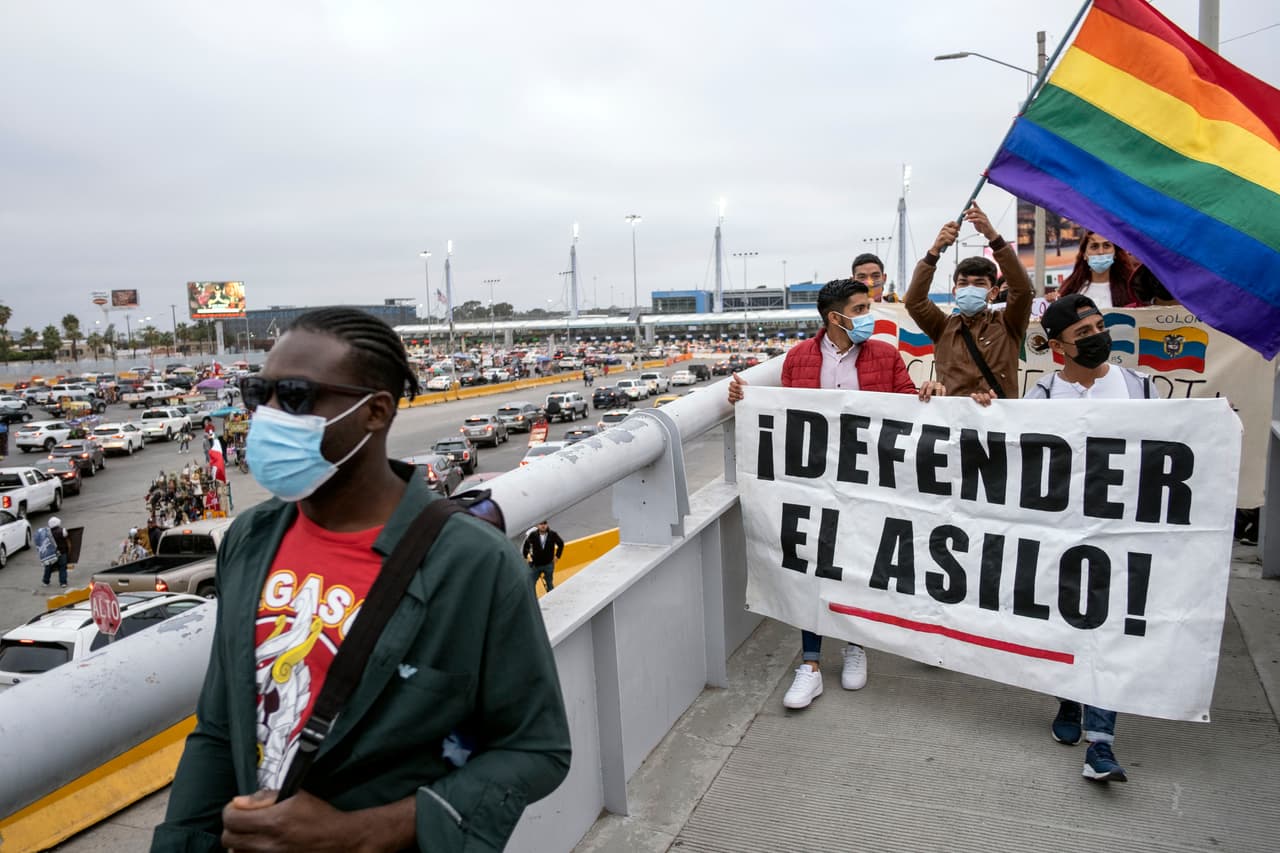 "No sabemos qué es lo que va a pasar ahora", dijo Lucdonald Munoma, un migrante de 31 años, quien hace once meses llegó a México procedente de Haití. Munoma, quien vive en un albergue de la comunidad LGBT, dijo que en su país sufre discriminación por ser homosexual. 
<br>
<br>Munoma y otros migrantes marcharon hacia la garita San Ysidro en la frontera entre México y Estados Unidos portando pancartas con los mensajes "No más Título 42" y "Defender el asilo". 
<br>