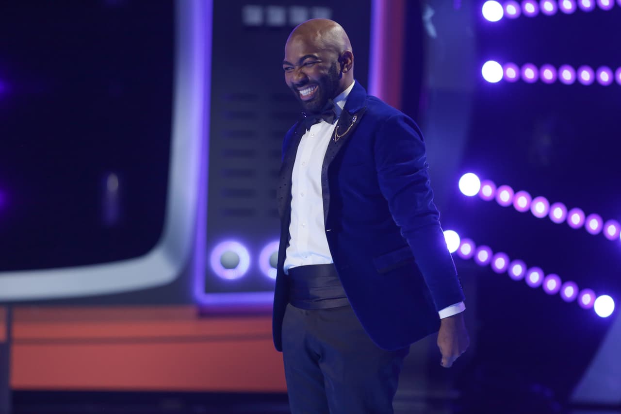 Brea Frank, el locutor de radio, fue el primero de los dos en salir a cumplir su duelo contra Adrián Lastra.