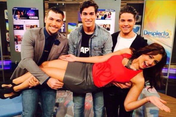 Después de tanta fuerte declaración, Aleyda no pudo evitar sacarse una 'selfie' entre tanto joven guapo, pero de una manera muy peculiar.