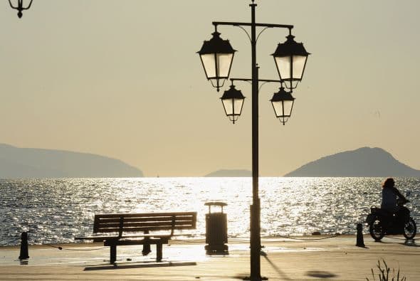 El diario "La Prensa" de Honduras aseguró que una minera griega regaló a estos trabajadores un viaje por las islas del Mediterráneo con todo incluido, para ellos y un acompañante de cada uno.