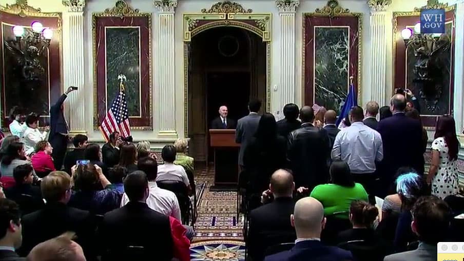 Los 15 nuevos ciudadanos estadounidenses toman juramento en la Casa Blanca.