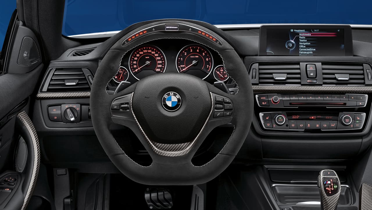 En el interior de sus autos, BMW también vuelca toda su apariencia deportiva, como en este caso: el habitáculo de la versión convertible del Serie 4 está disponible este volante con forma de competición, que además cuenta con recubrimiento en alcántara, detalles en fibra de carbono y un display de rpm.