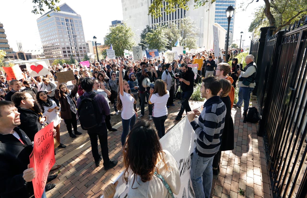 Cientos de personas se reunieron este domingo en la capital del estado para pedir que el gobernador Abbott evite el rechazo de refugiados sirios.
