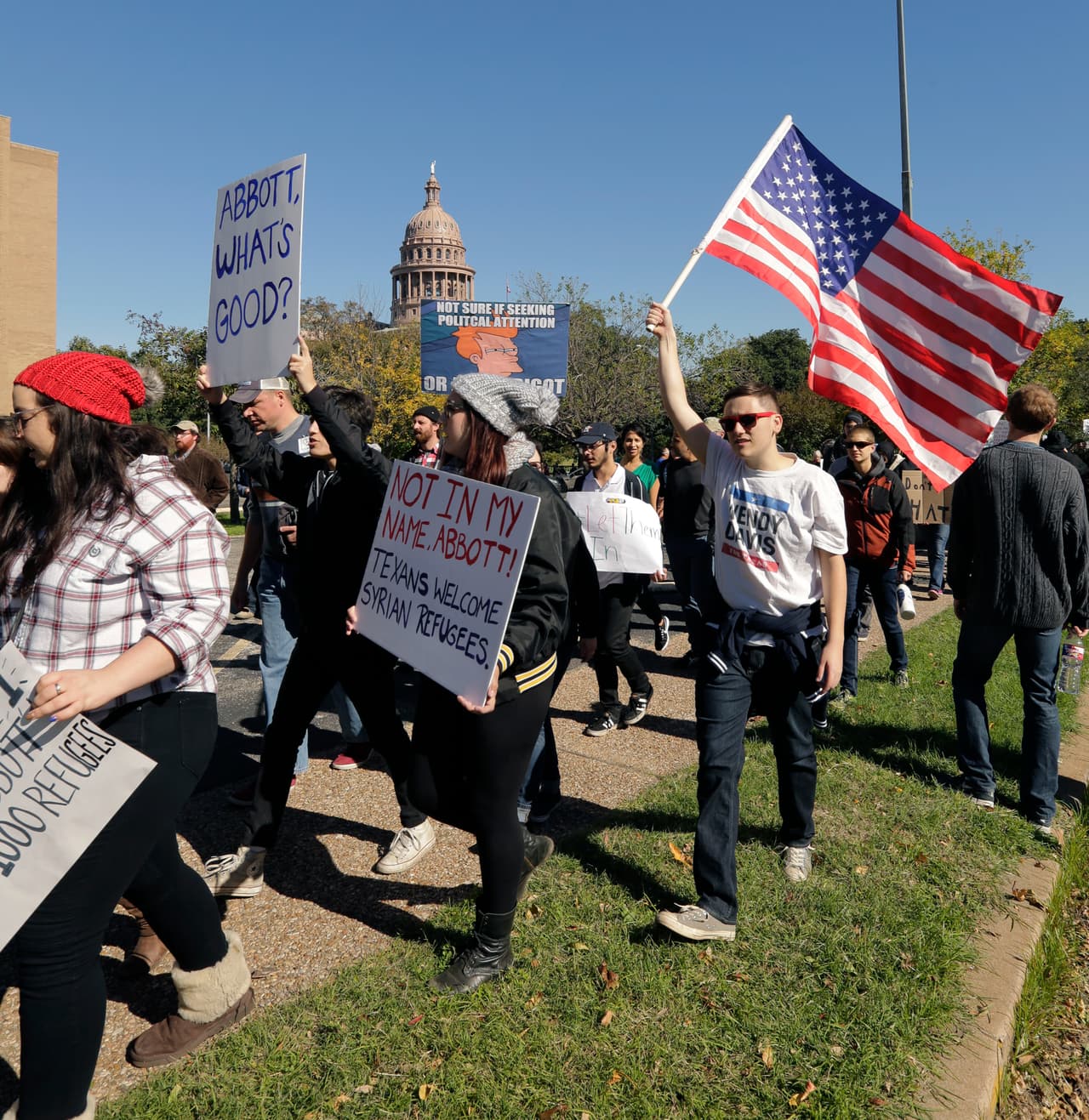 Cientos de personas se reunieron este domingo en la capital del estado para pedir que el gobernador Abbott evite el rechazo de refugiados sirios.