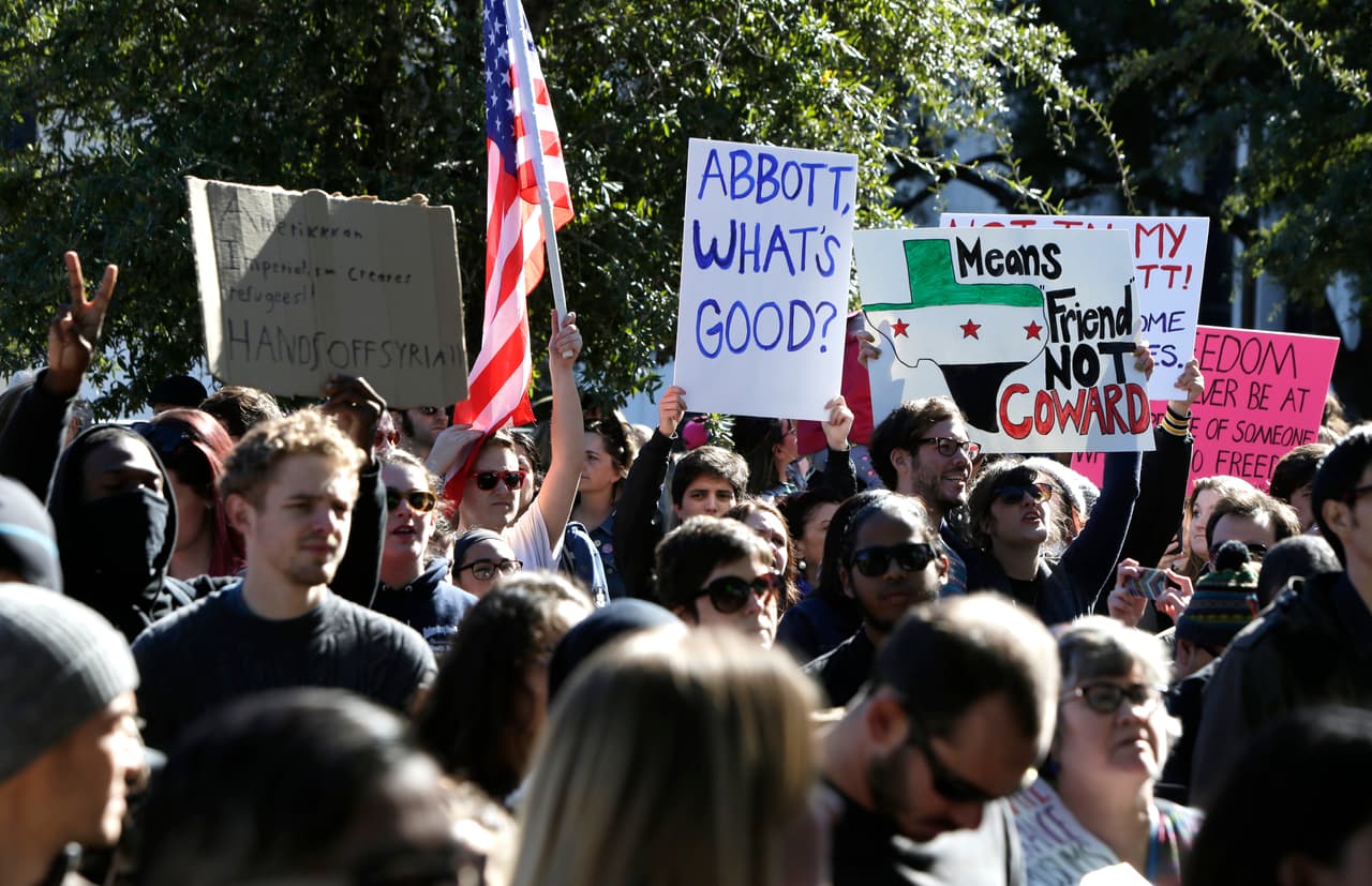 Cientos de personas se reunieron este domingo en la capital del estado para pedir que el gobernador Abbott evite el rechazo de refugiados sirios.