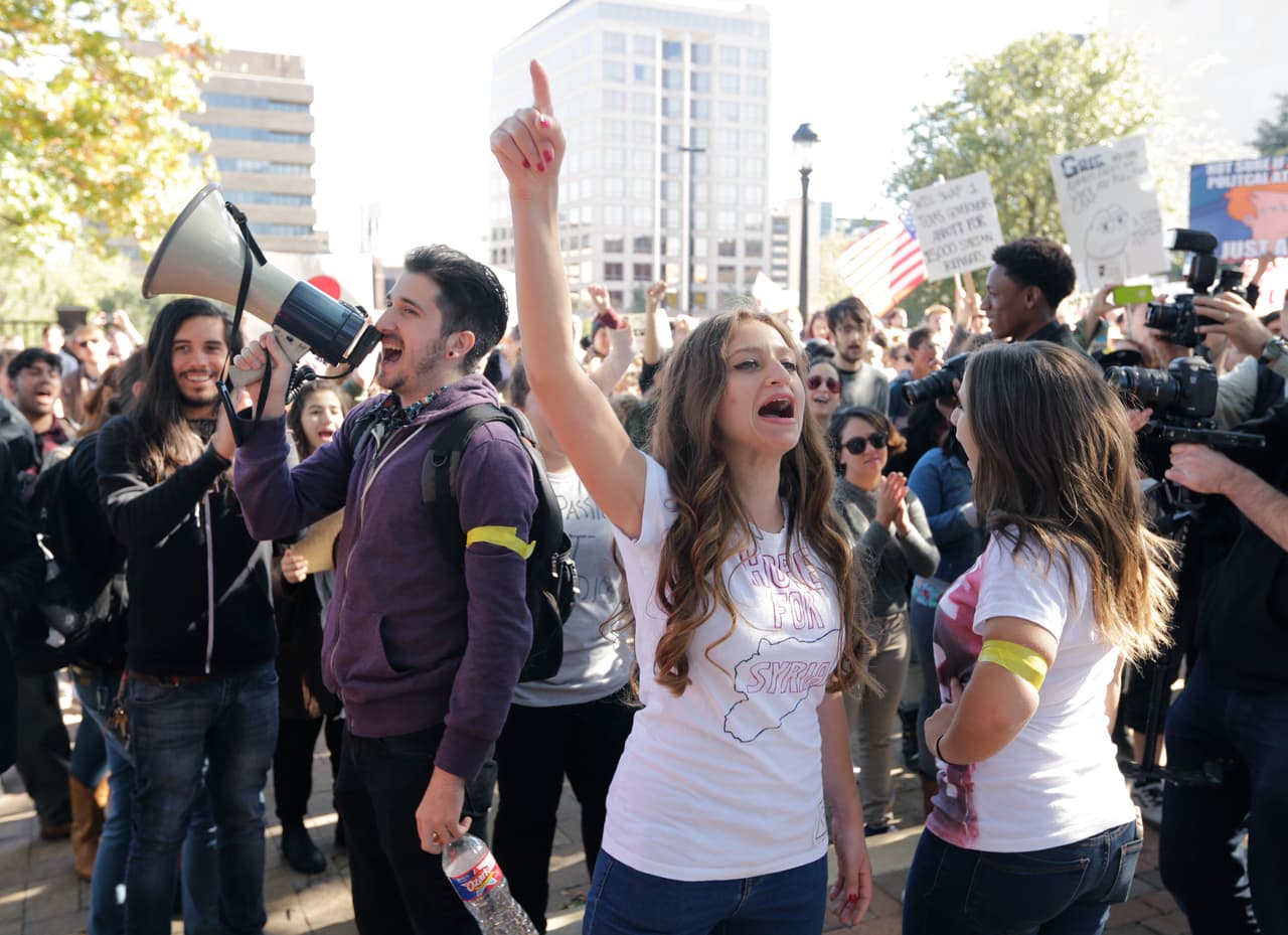 Cientos de personas se reunieron este domingo en la capital del estado para pedir que el gobernador Abbott evite el rechazo de refugiados sirios.
