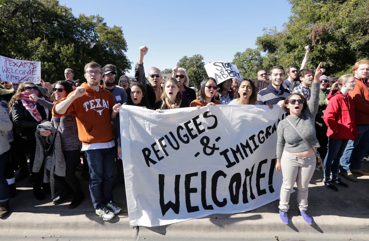 Cientos de personas se reunieron este domingo en la capital del estado para pedir que el gobernador Abbott evite el rechazo de refugiados sirios.