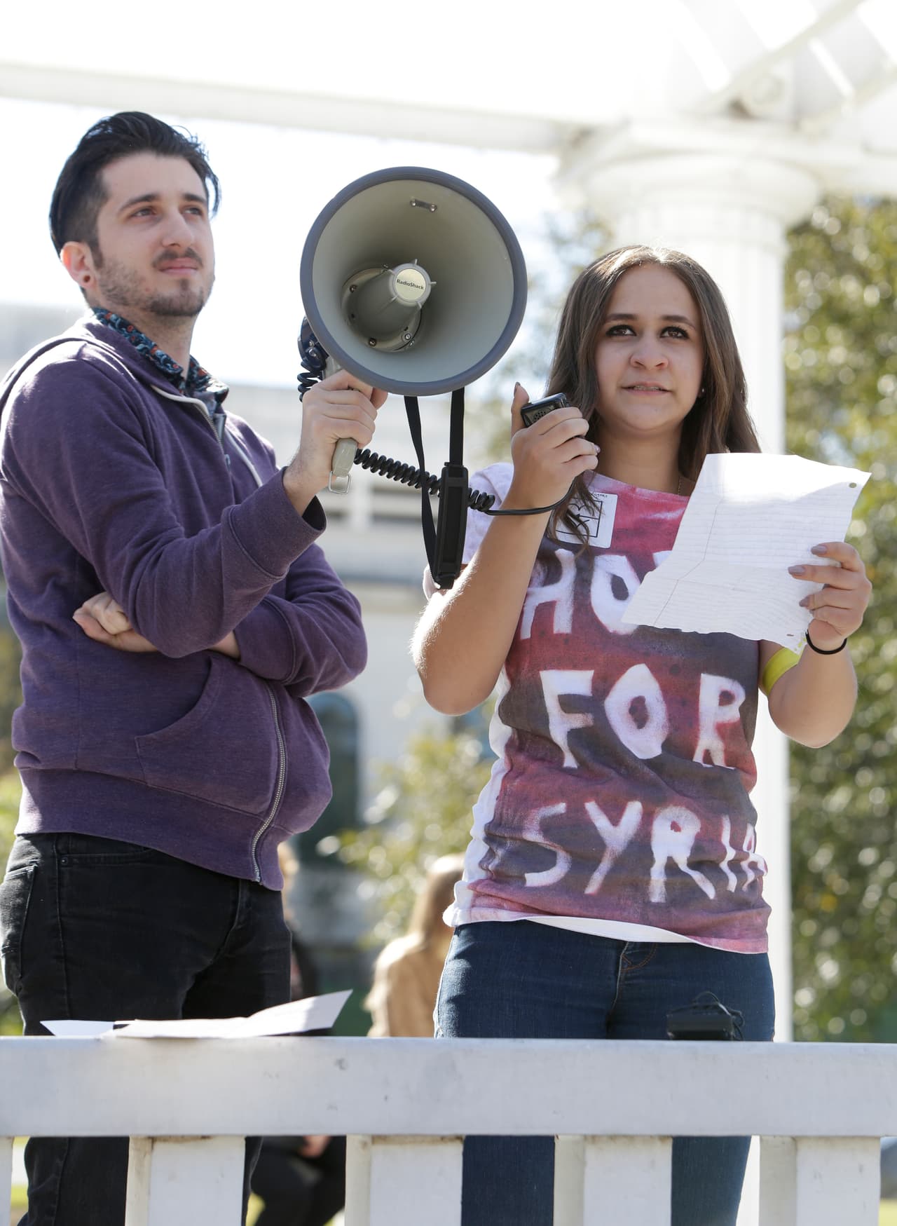 Cientos de personas se reunieron este domingo en la capital del estado para pedir que el gobernador Abbott evite el rechazo de refugiados sirios.