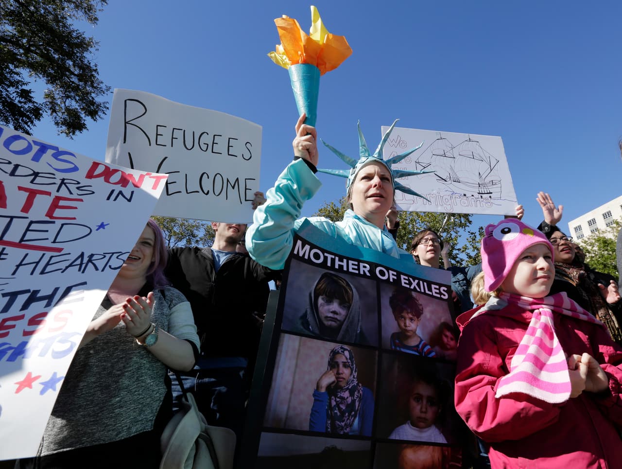 Cientos de personas se reunieron este domingo en la capital del estado para pedir que el gobernador Abbott evite el rechazo de refugiados sirios.