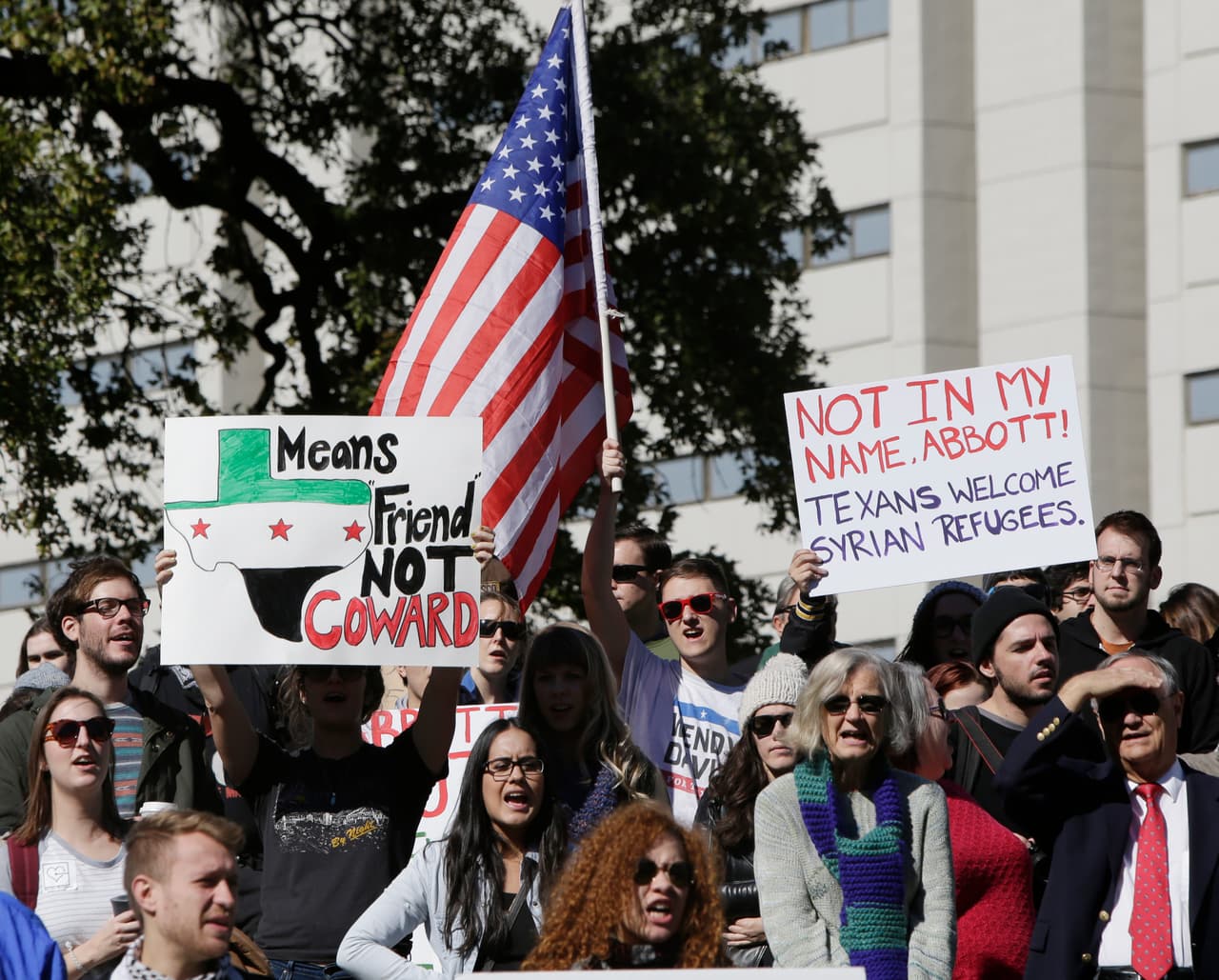 Cientos de personas se reunieron este domingo en la capital del estado para pedir que el gobernador Abbott evite el rechazo de refugiados sirios.