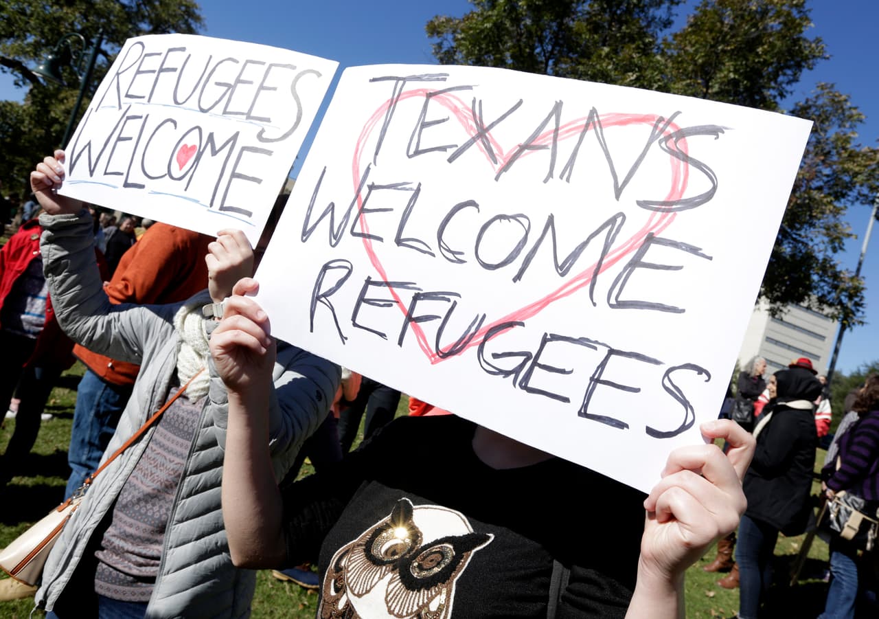 Cientos de personas se reunieron este domingo en la capital del estado para pedir que el gobernador Abbott evite el rechazo de refugiados sirios.