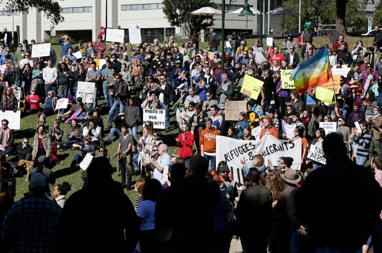 Cientos de personas se reunieron este domingo en la capital del estado para pedir que el gobernador Abbott evite el rechazo de refugiados sirios.