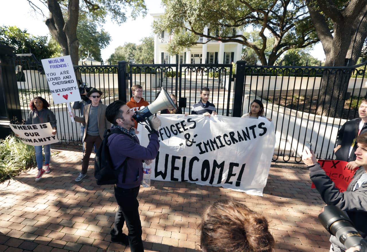 Cientos de personas se reunieron este domingo en la capital del estado para pedir que el gobernador Abbott evite el rechazo de refugiados sirios.