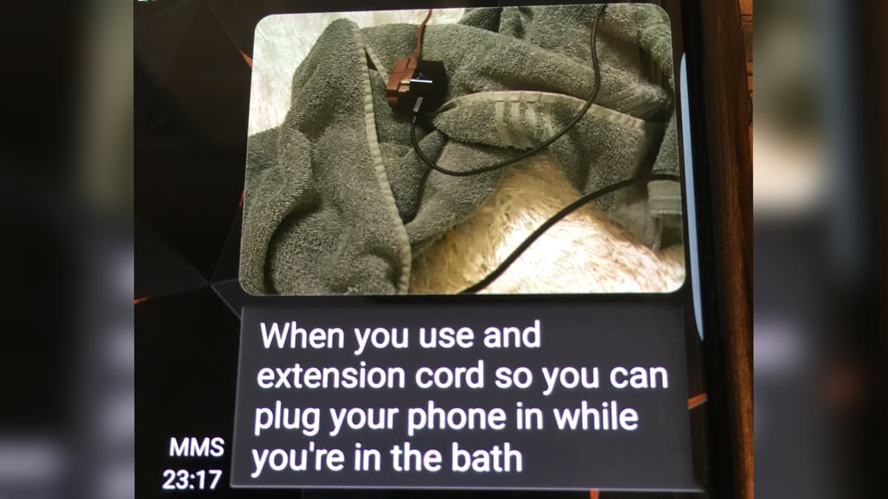 Este es el revelador último mensaje de texto de la joven electrocutada mientras usaba su teléfono en la bañera