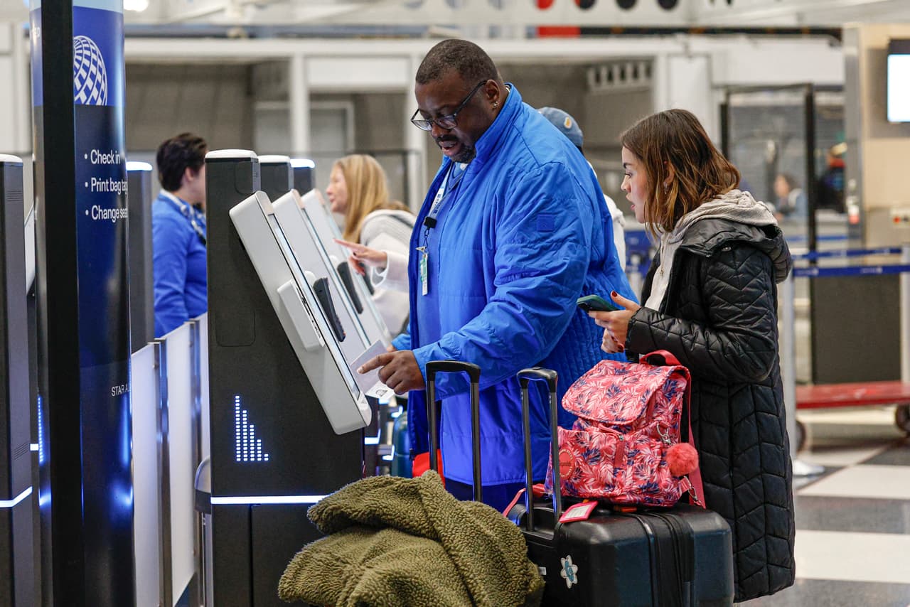 Además, recomiendan considerar la inscripción a
<b>TSA PreCheck</b>, donde los menores de 17 años pueden ingresar con un adulto sin costo adicional bajo ciertos criterios.