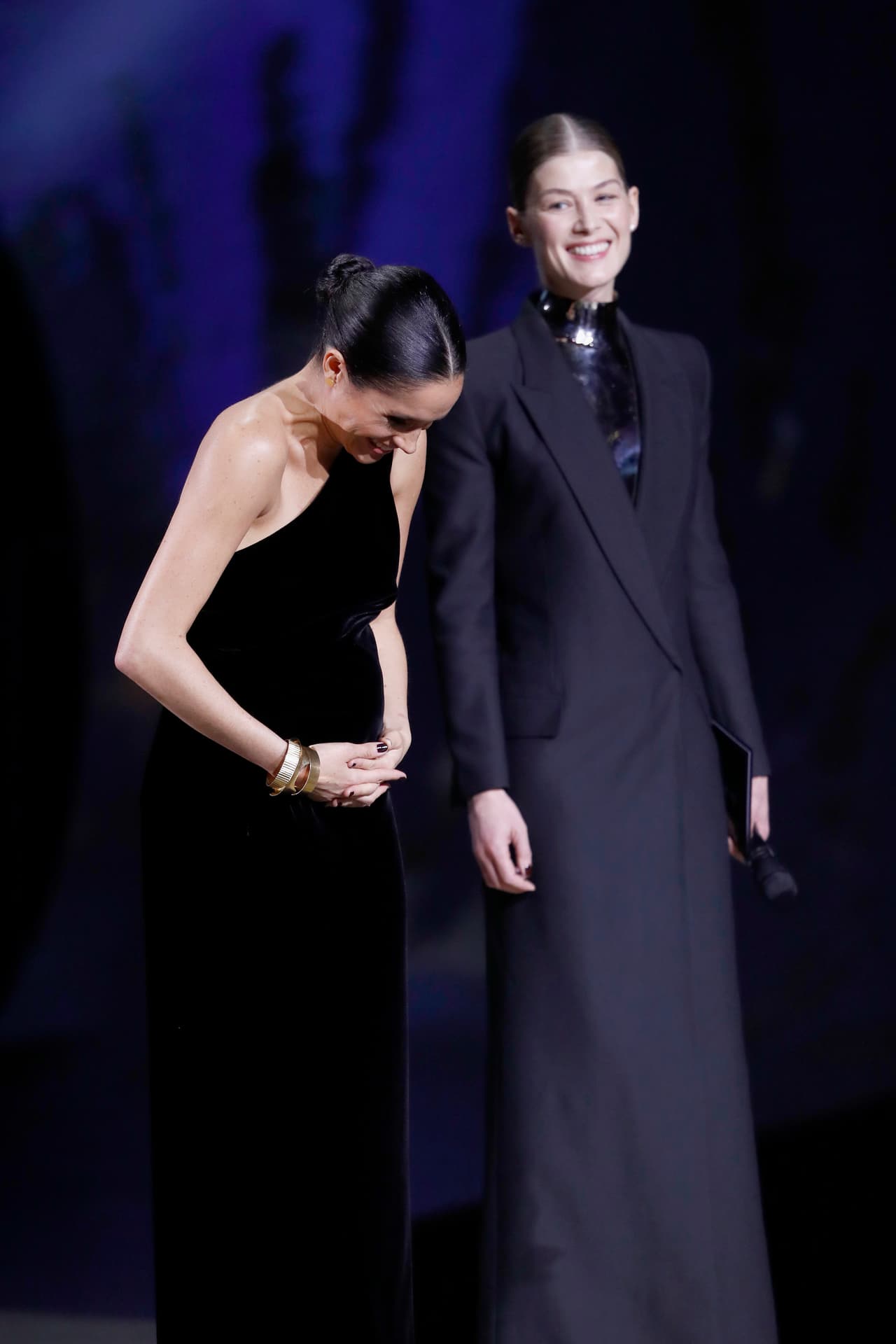 Incluso algunos medios, como 
<a href="https://www.dailymail.co.uk/femail/article-6482975/The-reason-Meghan-cradles-bump-revealed-positive-effect-unborn-child.html">The Daily Mail</a>, montaron piezas con entrevistas con expertos que explican el efecto benéfico y relajante que tiene en las mujeres y los bebés el toqueteo continuo del vientre.