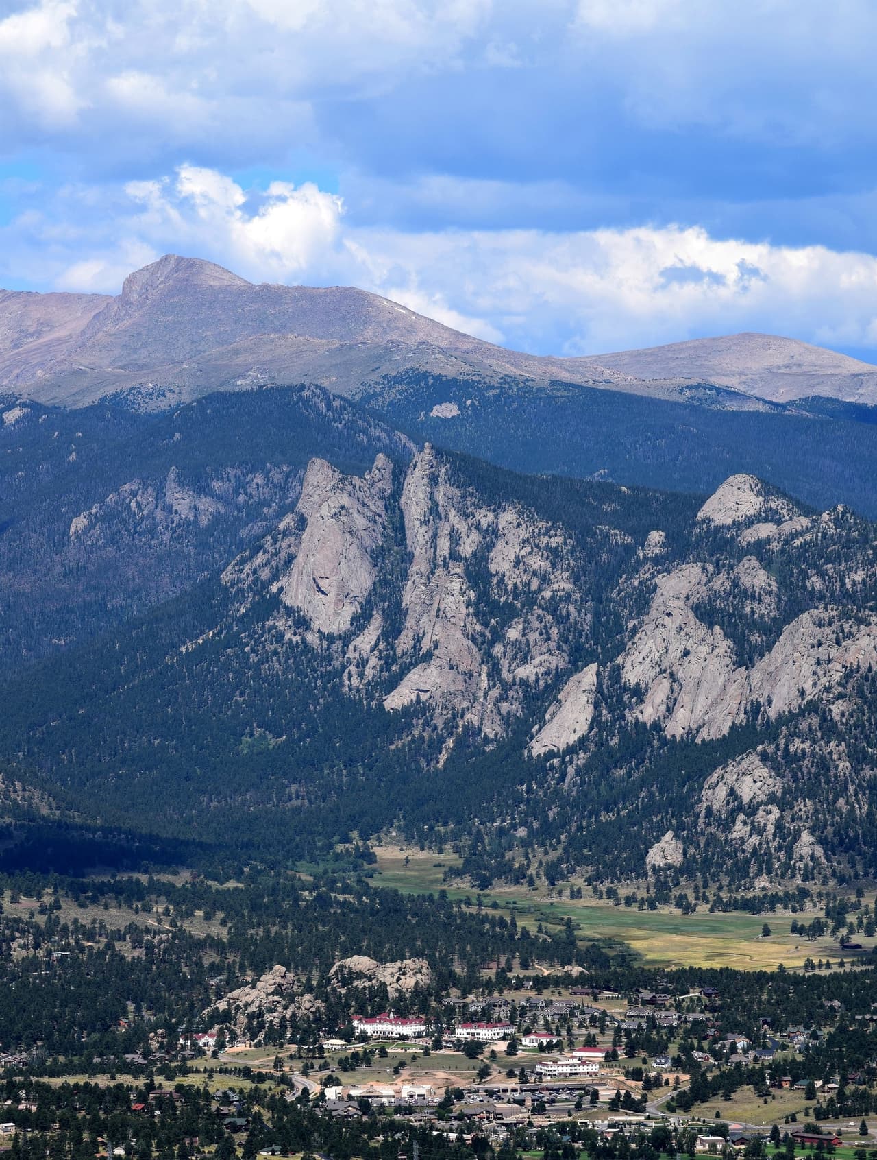 El Stanley Hotel se encuentra en Estes Park, Colorado, a unas cinco millas de la entrada del Parque Nacional de las Montañas Rocosas. Tiene una posición privilegiada, como podrás notar, con magníficas vistas de las montañas, el lago Estes y la famosa montaña Longs Peak. Es un centro turístico muy especial, sin duda.