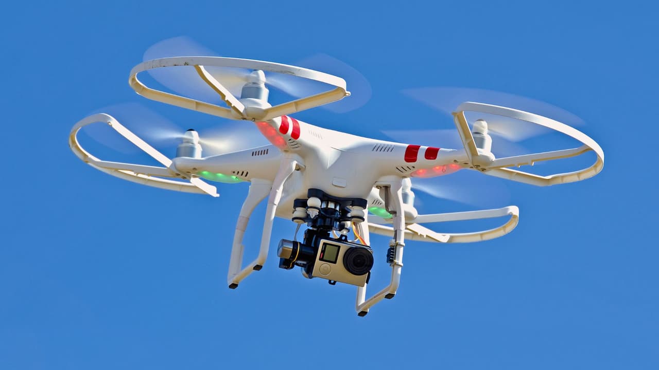 <h3 class="cms-H3-H3">💡 Consideraciones adicionales en Texas</h3>
<br>👉 
<b>Seguridad Operacional:</b> Siempre es esencial volar un dron de manera segura. Esto incluye asegurarse de que el dron esté adecuadamente mantenido, operar con condiciones del tiempo favorables y estar al tanto de las baterías y los sistemas de emergencia del dron. Además, siempre es buena práctica notificar a los vecinos o a la comunidad local si planeas volar un dron en tu área.
<br>👉 
<b>Seguro de Drones:</b> Considera adquirir un seguro para tu dron, especialmente si planeas usarlo para fines comerciales. El seguro puede protegerte de posibles daños a terceros y cubrir los costos de reparación del dron en caso de un accidente.