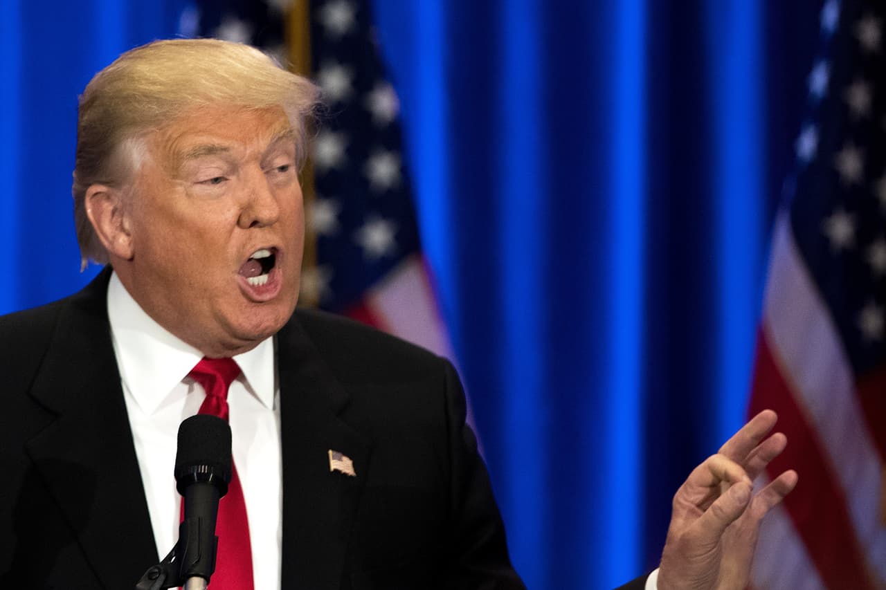 Donald Trump aprovecha fallo de la Corte Suprema para defender su muro 