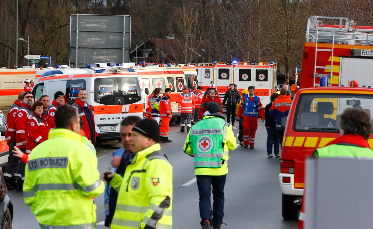 Personal de emergencias espera en Bad Aibling, Alemania, el 9 de febrero de 2016, tras el choque frontal de dos trenes de pasajeros que dejó varios fallecidos. (foto AP/Matthias Schrader)