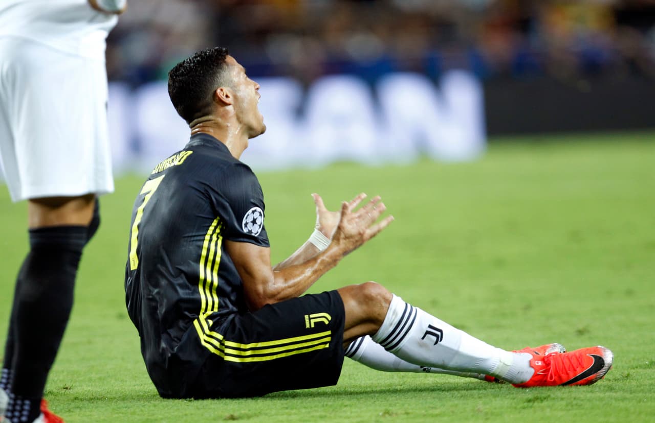 El colombiano se quejó de un golpe del portugués, las cámaras no lo captaron bien pero sí uno de los asistentes del árbitro Felix Brych.