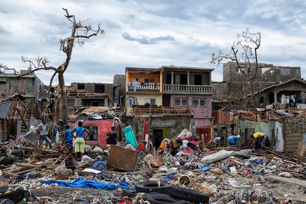 Las ciudades del suroeste de Haití fueron las más afectadas por Matthew. Los habitantes de Jeremie se organizan para recoger sus pertenencias en los escombros de las casas derruidas.