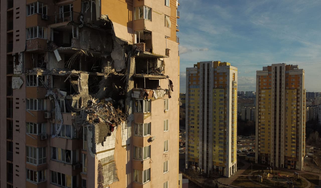 Un hoyo en los pisos superiores de un edificio residencial que fue alcanzado por un proyectil ruso en Kiev, el 26 de febrero. En un mensaje a la nación grabado en video y difundido el jueves por la mañana, el presidente de Ucrania, Volodymyr Zelensky, pidió a los ucranianos que mantuvieran la resistencia, sin mencionar si las fuerzas rusas habían tomado alguna ciudad.