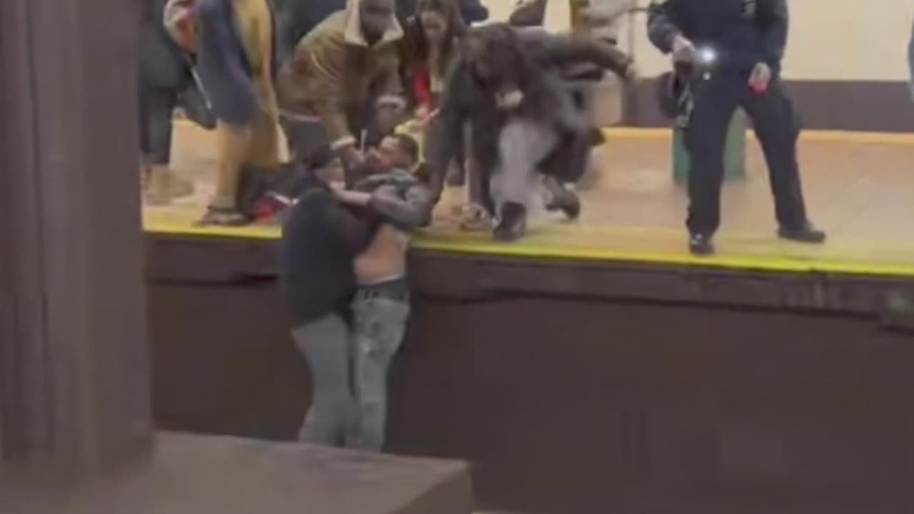 Hombre salta a vías del subway y salva a pasajero que había caído en estación de Harlem