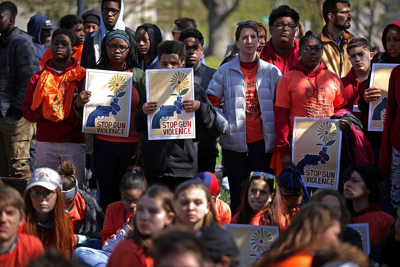 El momento de los 19 minutos de silencio de los estudiantes frente a la Casa Blanca.