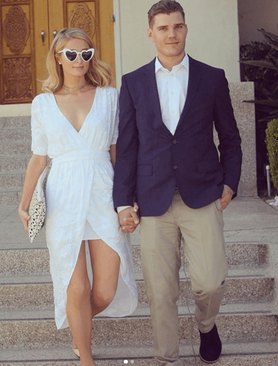 Pese al amor que se profesan Paris y Chris, aún no han escogido una fecha para su boda.