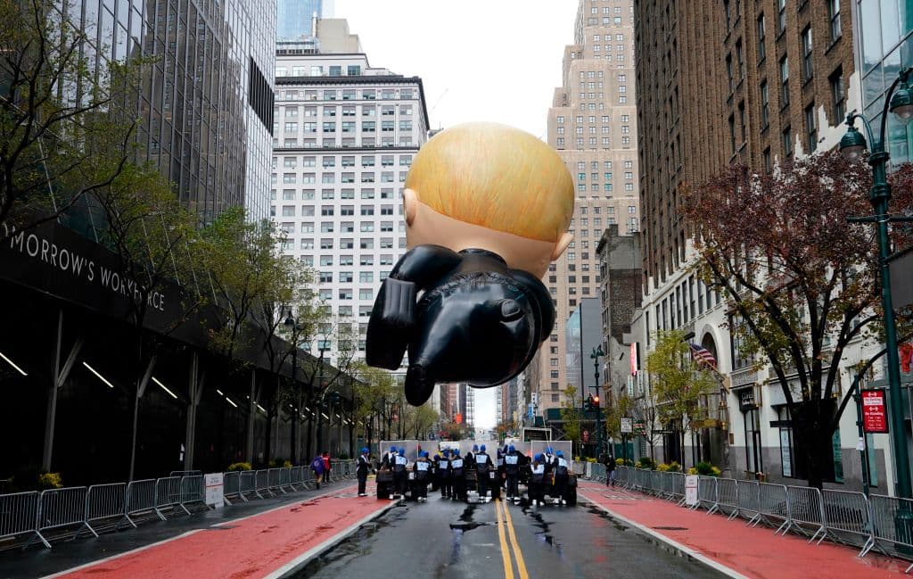 Una imagen icónica del 2020 en la que se mira al globo de Jefe en Pañales por una avenida vacía de Nueva York durante el desfile que marca el inicio de la temporada navideña.