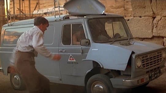 Ante la incrédula mirada de James Bond, la espía comunista
<b>Anya Amasova</b> interpretada por
<b>Barbara Bach</b> en
<b>The Spy Who Loved Me</b> (1977), pasó muchas dificultades tratando de operar la transmisión manual de una humilde van de reparto
<b>Leyland Sherpa 1975</b>. El par trataba de escapar de Jaws, el gigante de los dientes de acero que le dio más de un dolor de cabeza al 007 de Roger Moore.