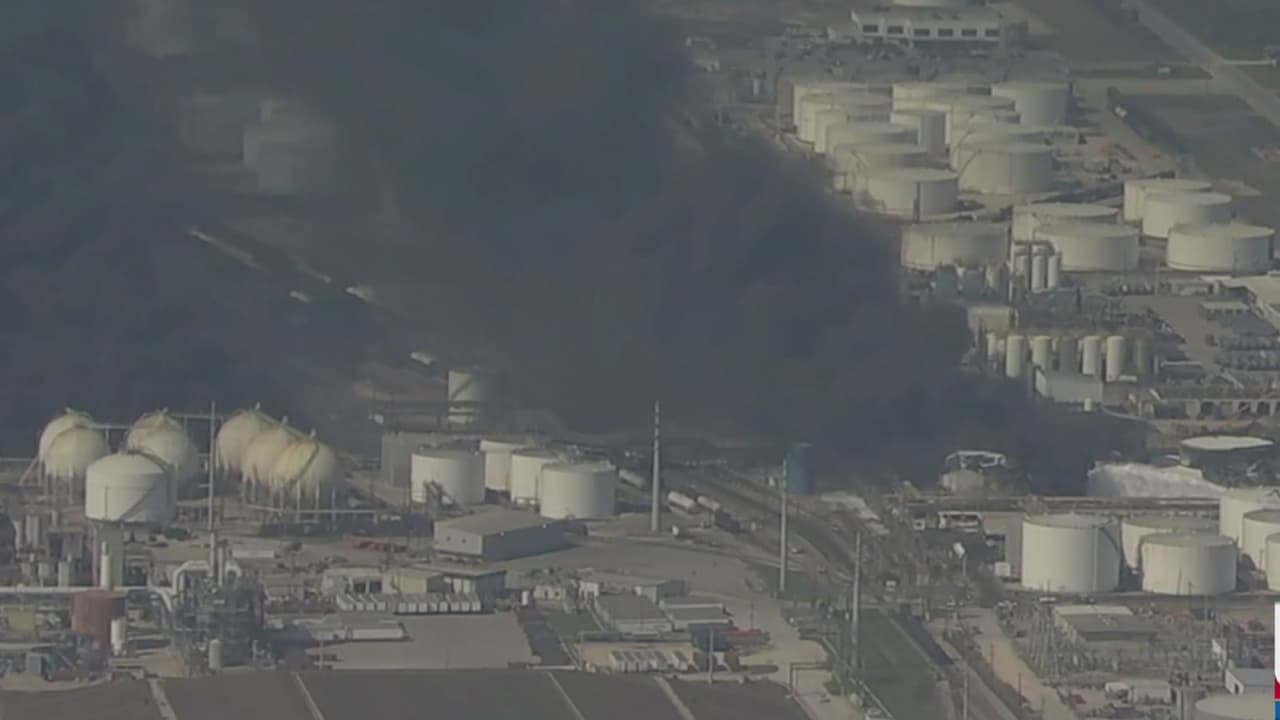 Autoridades confirman que está bajo control el incendio que se había reactivado en la planta petroquímica de Deer Park