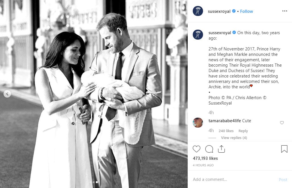 "¡Este día, hace dos años, el 27 de noviembre de 2017, el príncipe Harry y Meghan Markle anunciaron la noticia de su compromiso, y luego se convirtieron en sus altezas reales el duque y la duquesa de Sussex. Desde entonces celebraron su aniversario de bodas y dieron la bienvenida a su hijo Archie al mundo", se lee en la publicación.
<br>