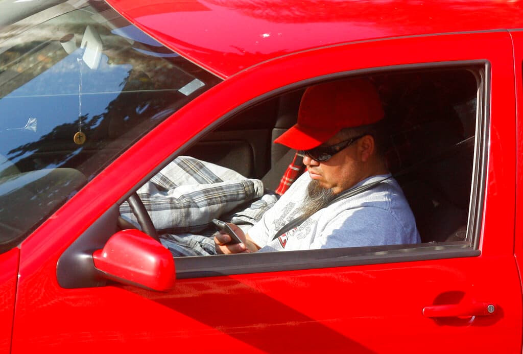 Las multas por conducir y usar celular pueden ser costosas.
<br>