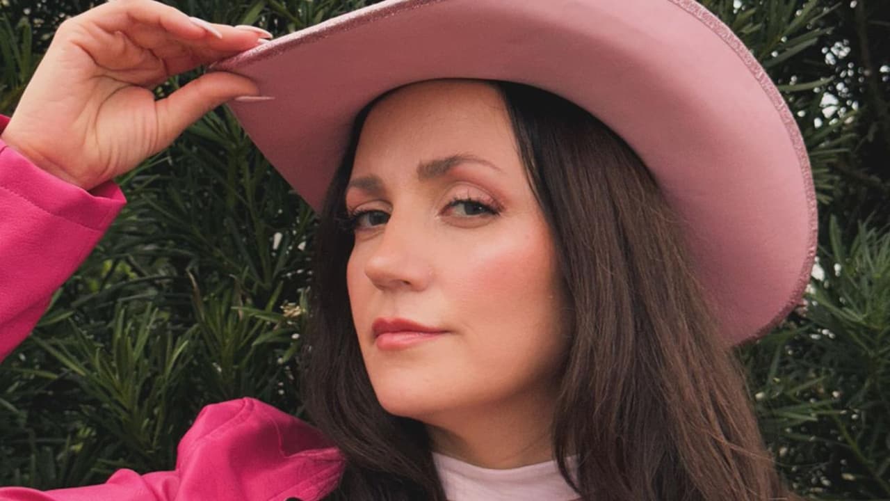 Su disco con 10 canciones ya está disponible en todas las plataformas digitales.