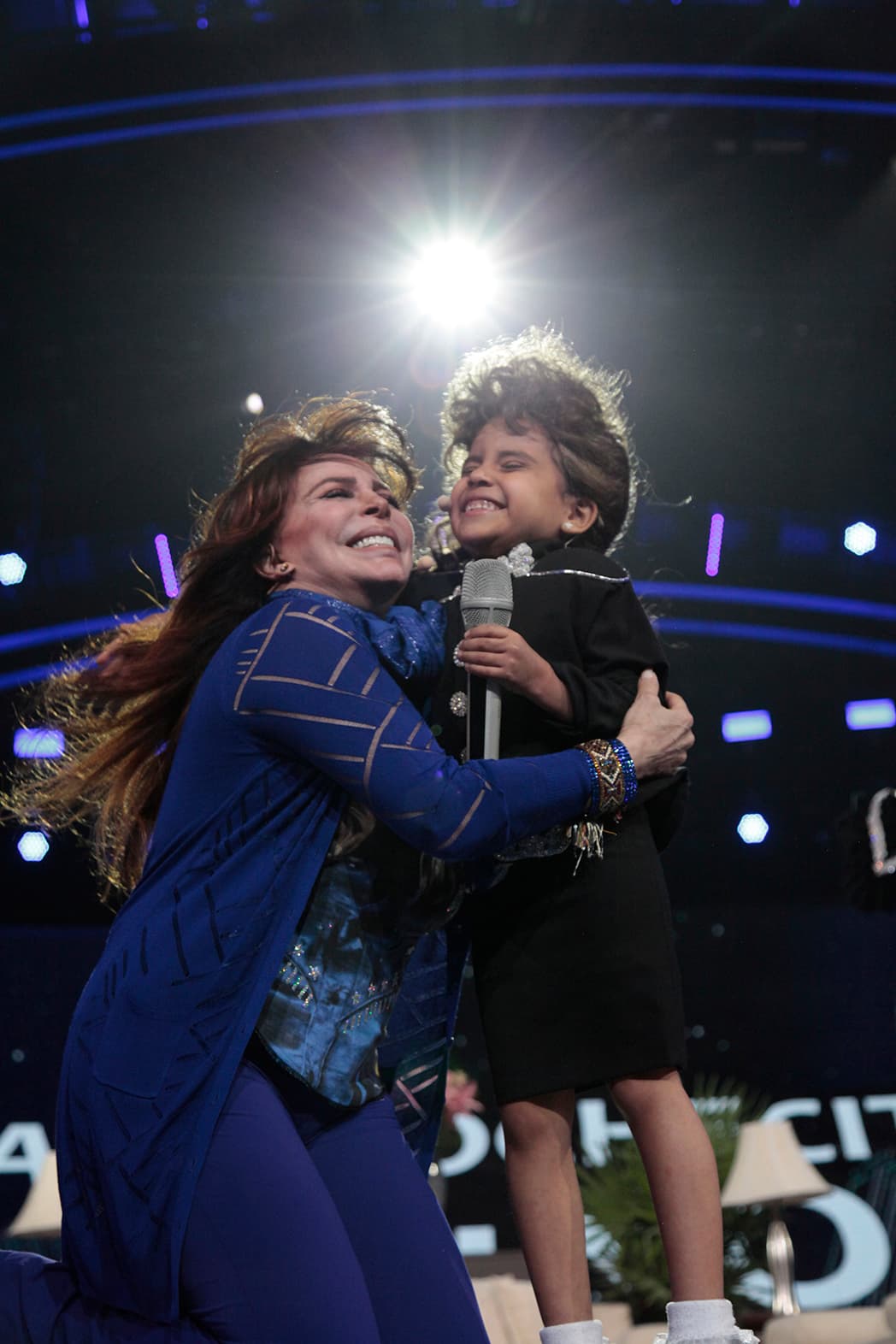 Verónica quedó fascinada con la imitación de la capitana de los 'Yolotzin' y le agradeció con un fuerte abrazo.