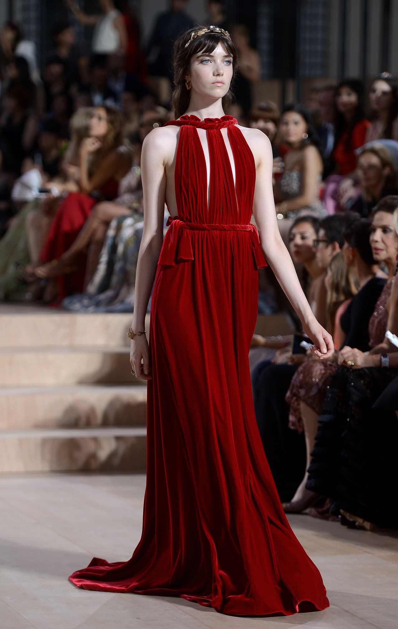 Valentino causó un impacto total con los diseños que presentó.