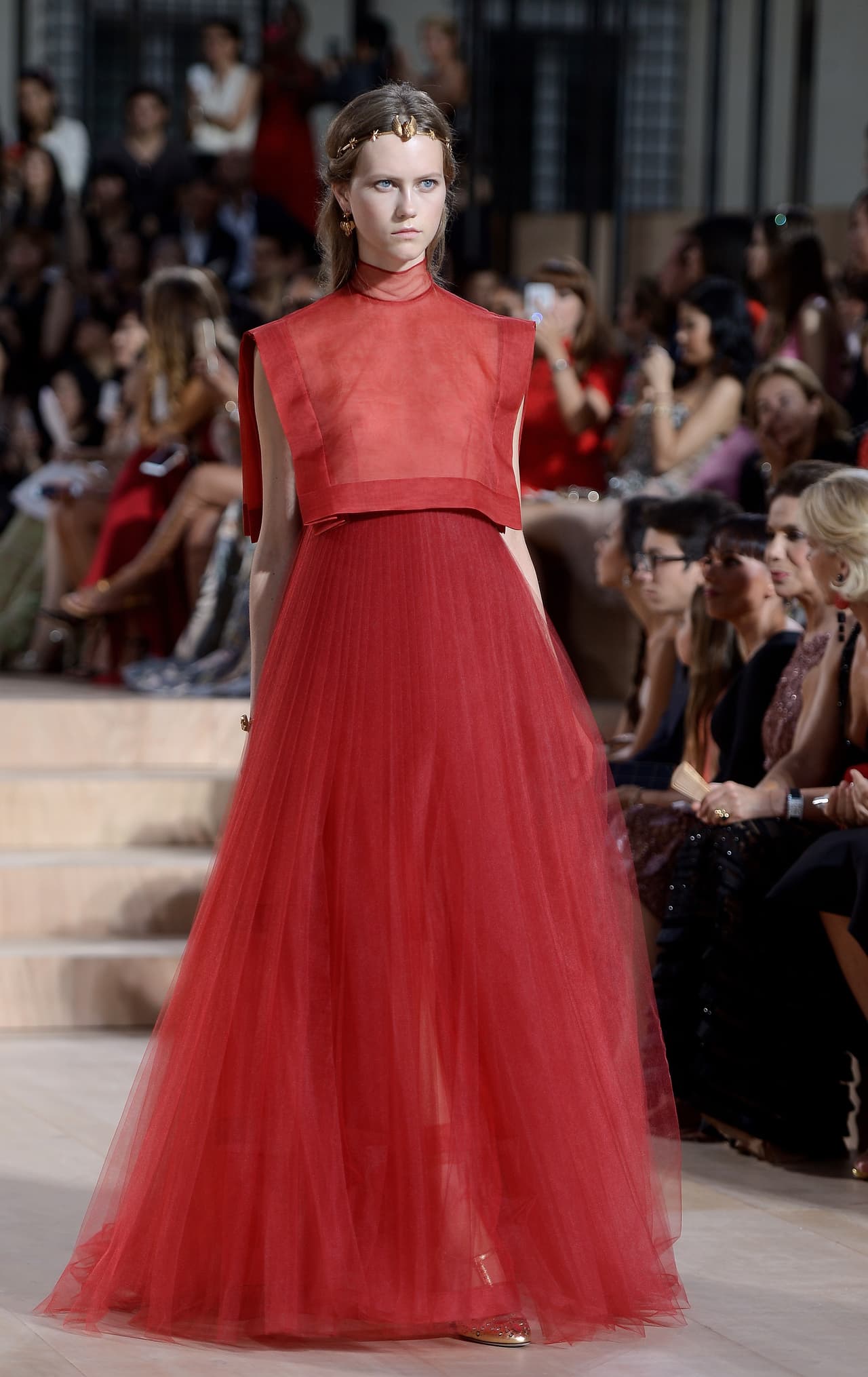 El buen gusto de Valentino impide que las transparencias en los vestidos se acerquen a lo vulgar.