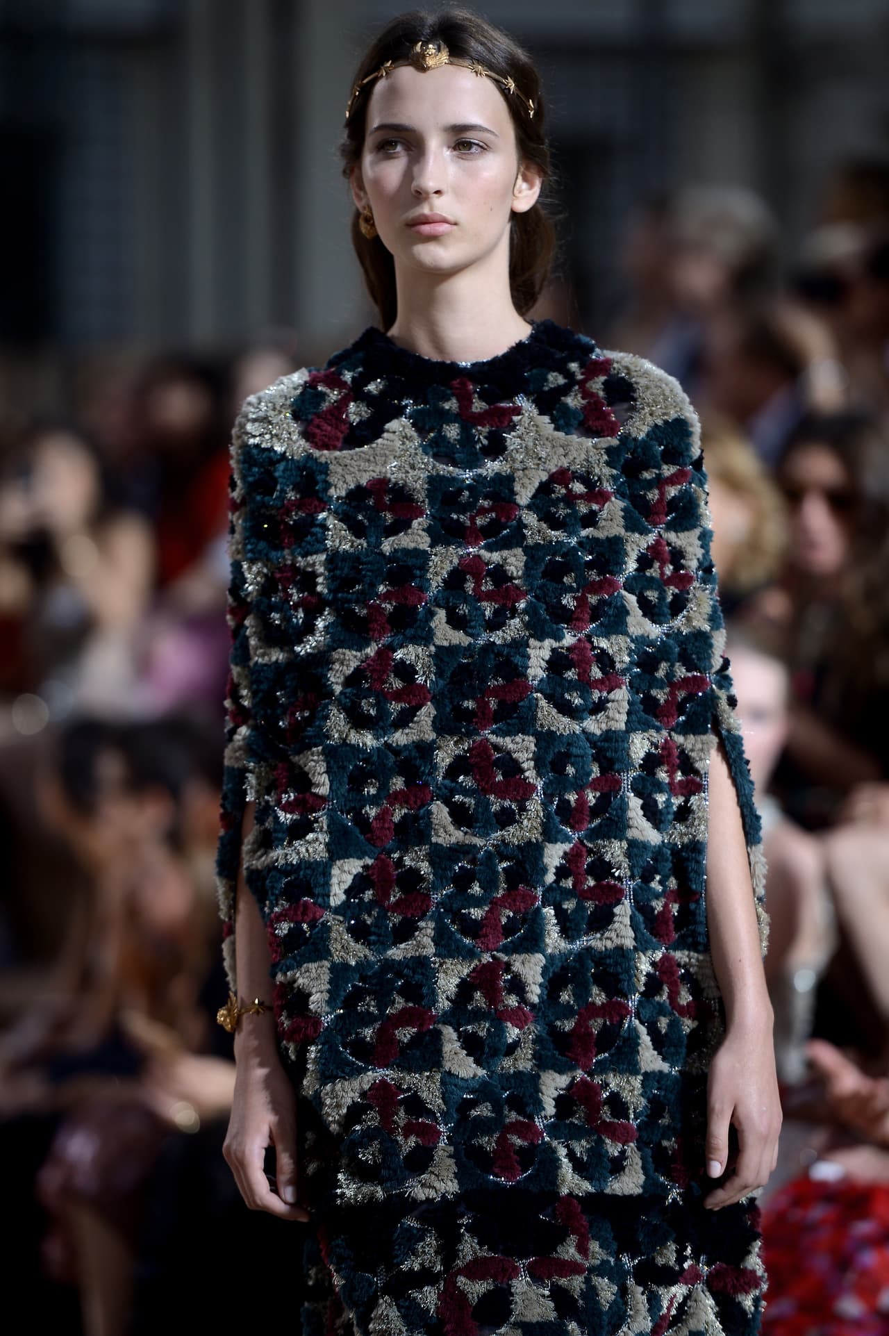 Si bien el diseñador pensó en hacer cosas glamurosas, no dejó de lado la comodidad para salvaguardar el calor este invierno.