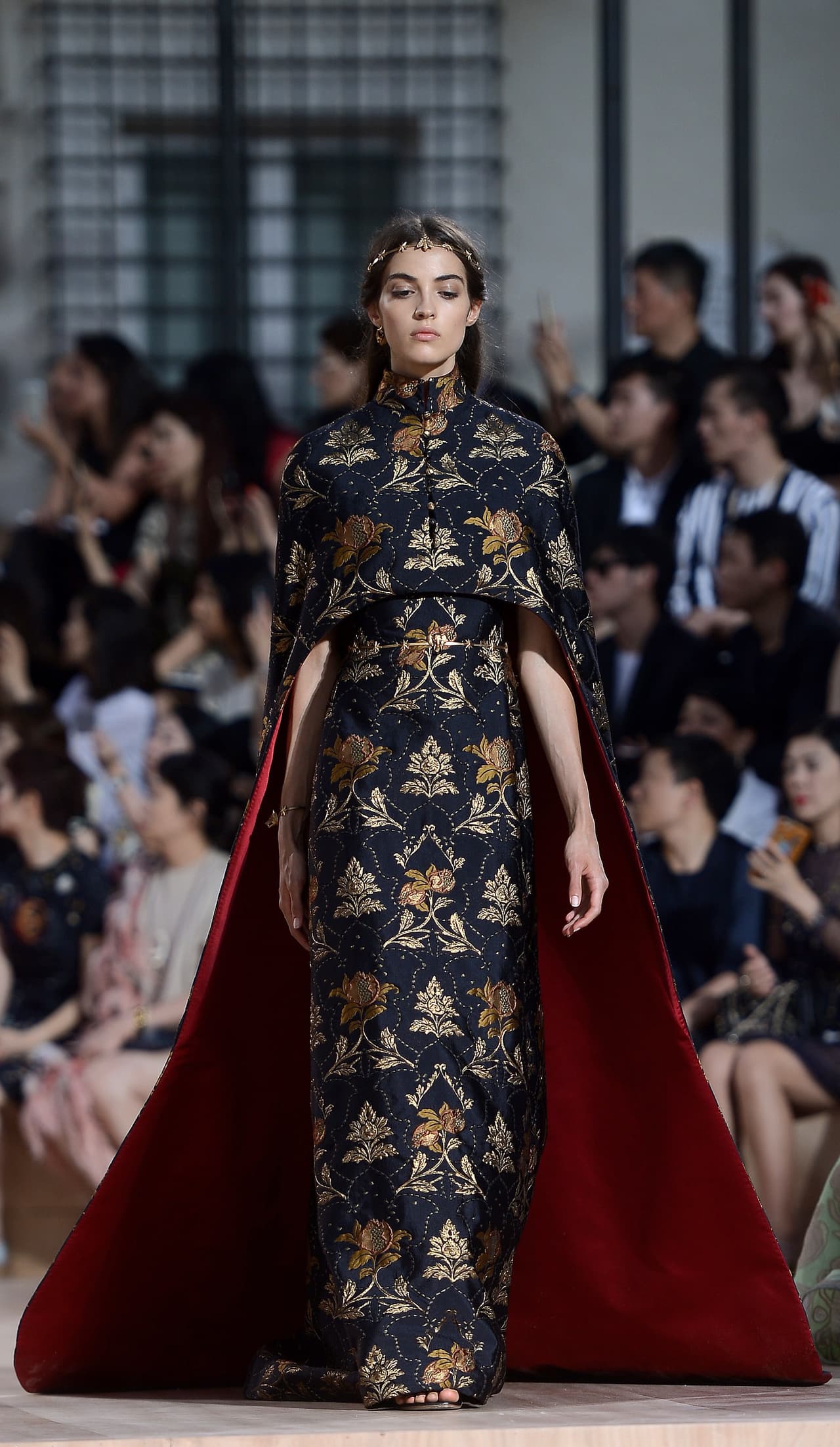 Las túnicas son esa tendencia que el mundo entero está adquiriendo, y Valentino apostó por hacerlas con un ‘haute couture’ inigualable.