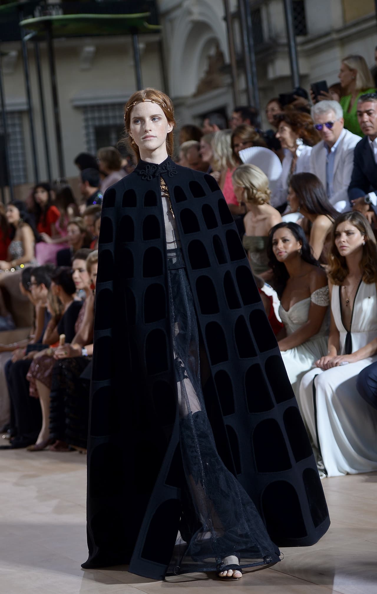 Las modelos que desfilaron se caracterizaron por portar encajes, transparencias y túnicas en general.